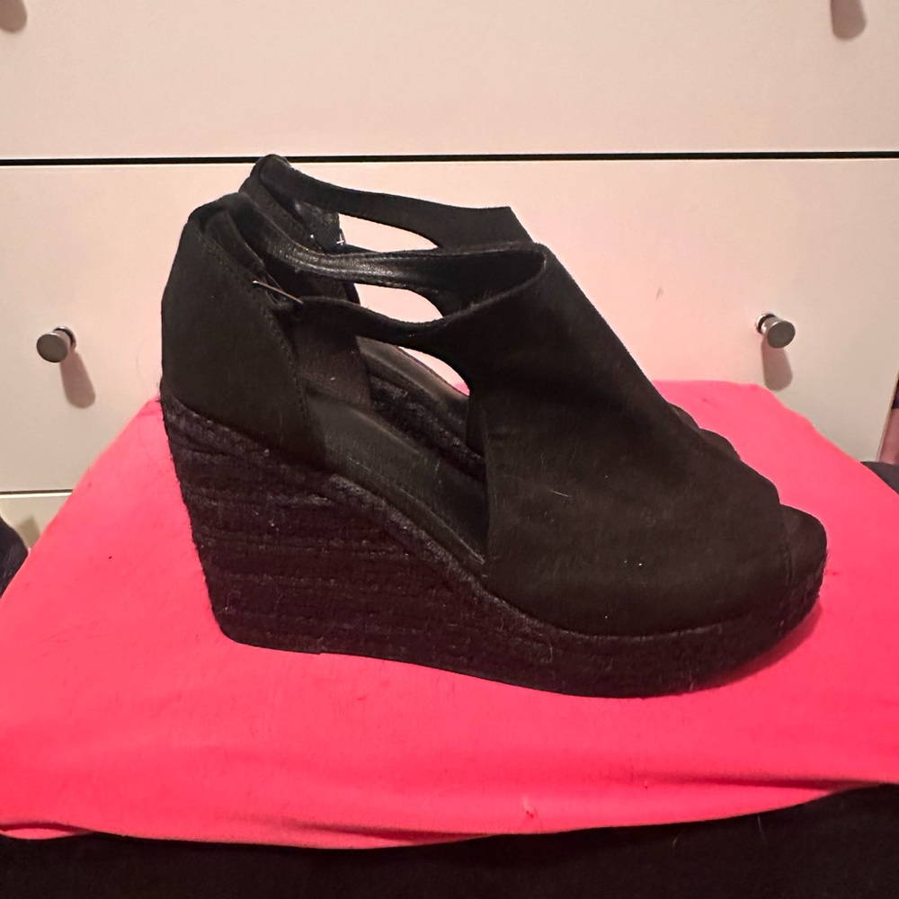Chic Black Wedge Sandals